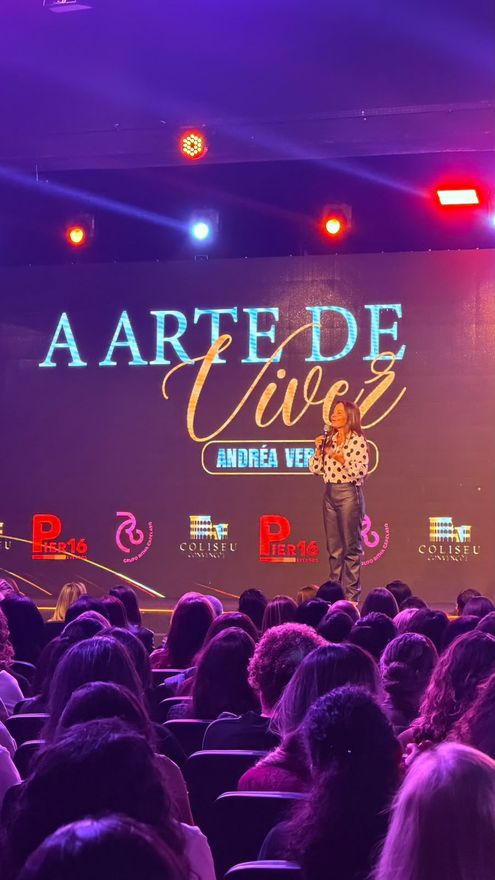 O painel do palco, com a faixa de patrocinadores